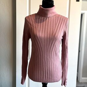 Beautiful White House Black Market fitted sweater size large.